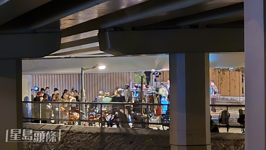 《星島頭條》於火炭再捕獲另一批參賽者在單車徑的橋底位置進行外景拍攝。 《星島頭條》於火炭再捕獲另一批參賽者在單車徑的橋底位置進行外景拍攝。