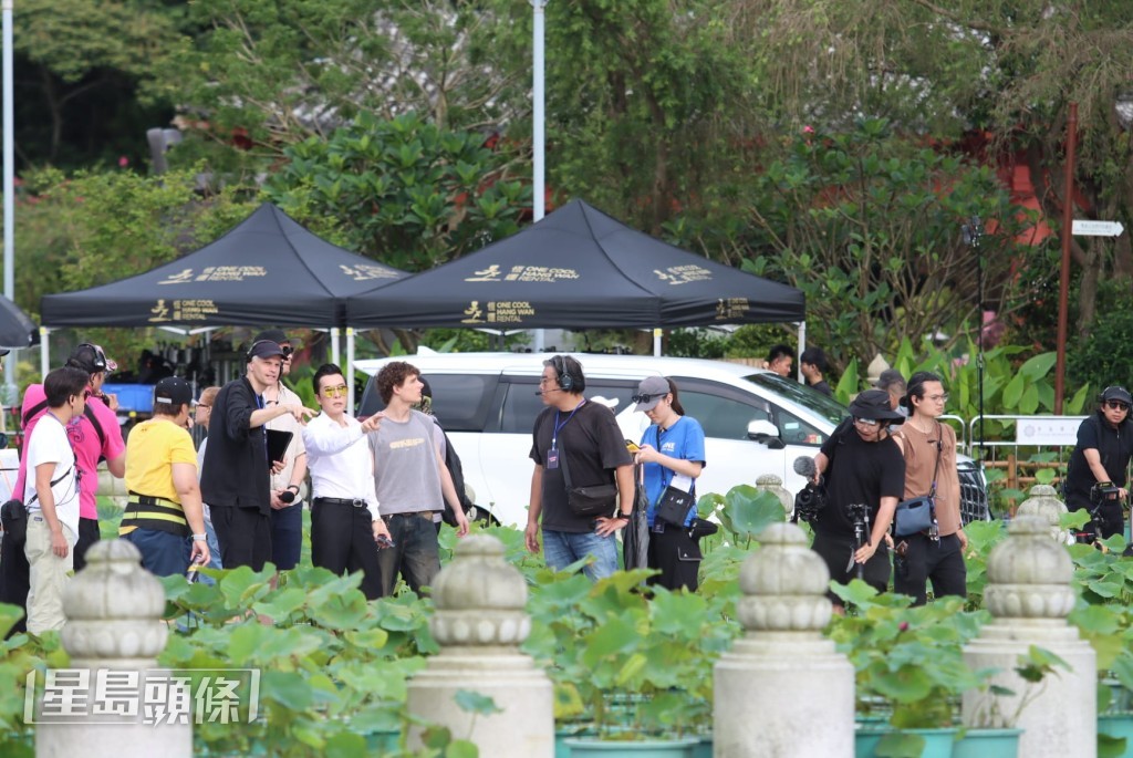除了劇組,現場亦有圍觀的遊客。 除了劇組,現場亦有圍觀的遊客。