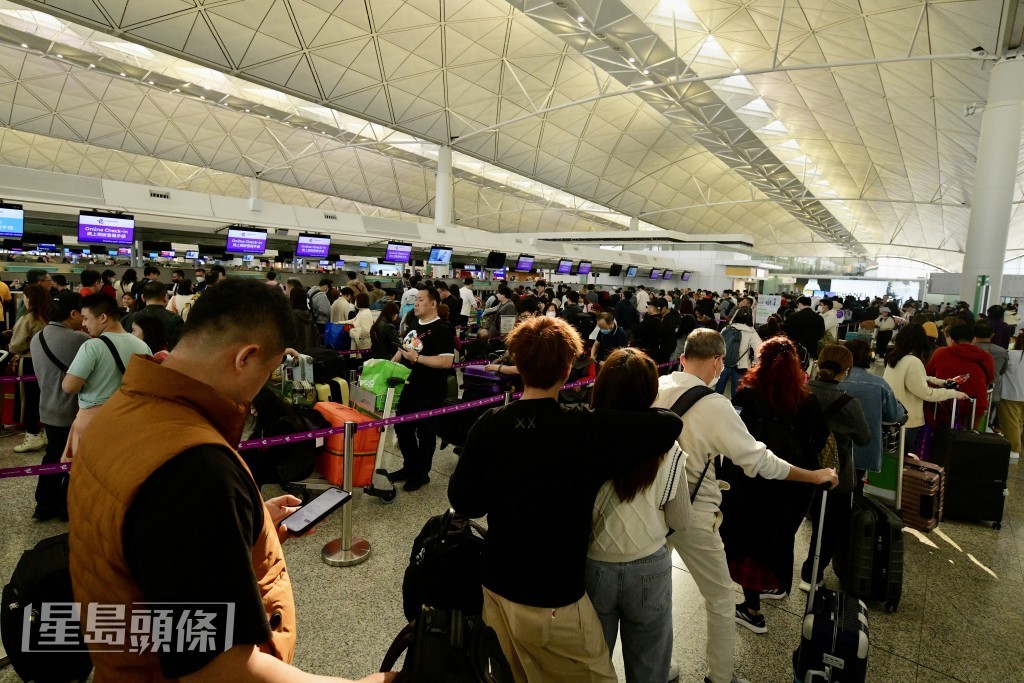 機場離境大堂有大批乘客等候登機。歐樂年攝