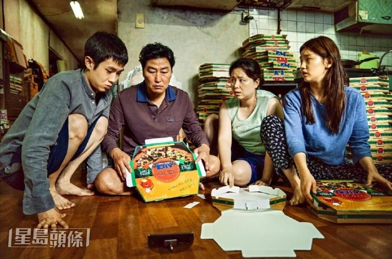 及後他更夥拍影帝宋康昊（左二），參演曾揚威奧斯卡的《上流寄生族》，在海外有一定知名度。