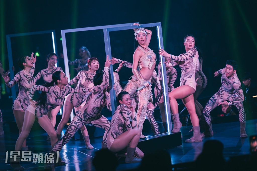 演唱會甫開場，JACE以一襲露腰貼身珠片褲配搭閃爍頭飾的造型登場。