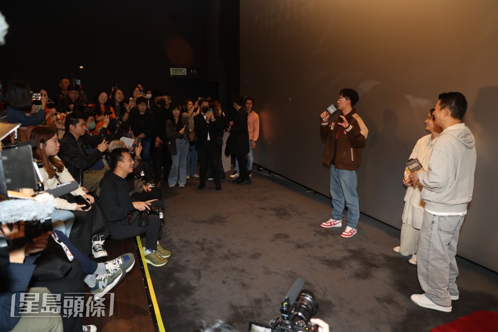 粉丝在刘德华现身前合唱电影主题曲，为偶像带来惊喜