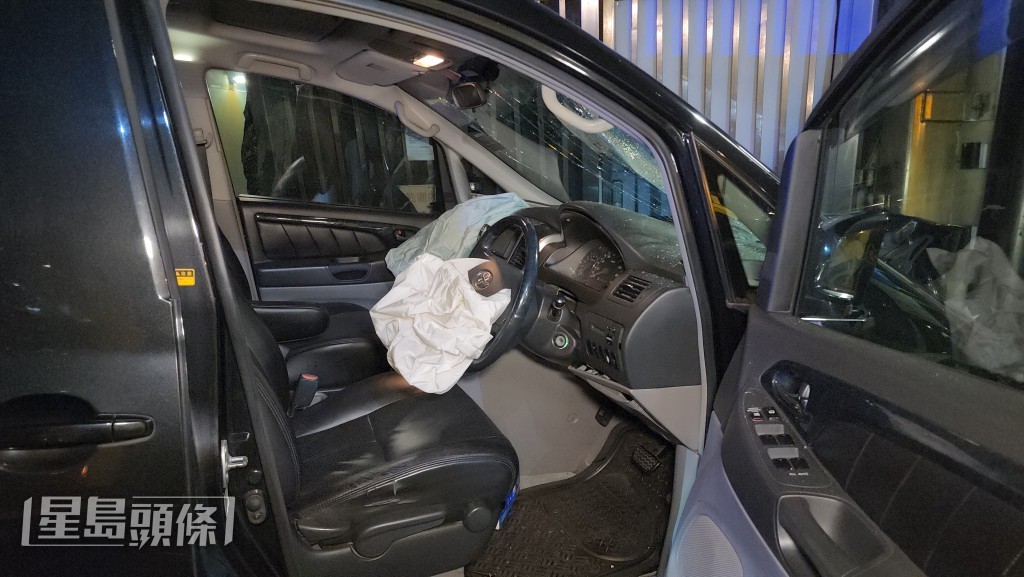 七人車安全氣袋彈出。黎志偉攝 七人車安全氣袋彈出。黎志偉攝