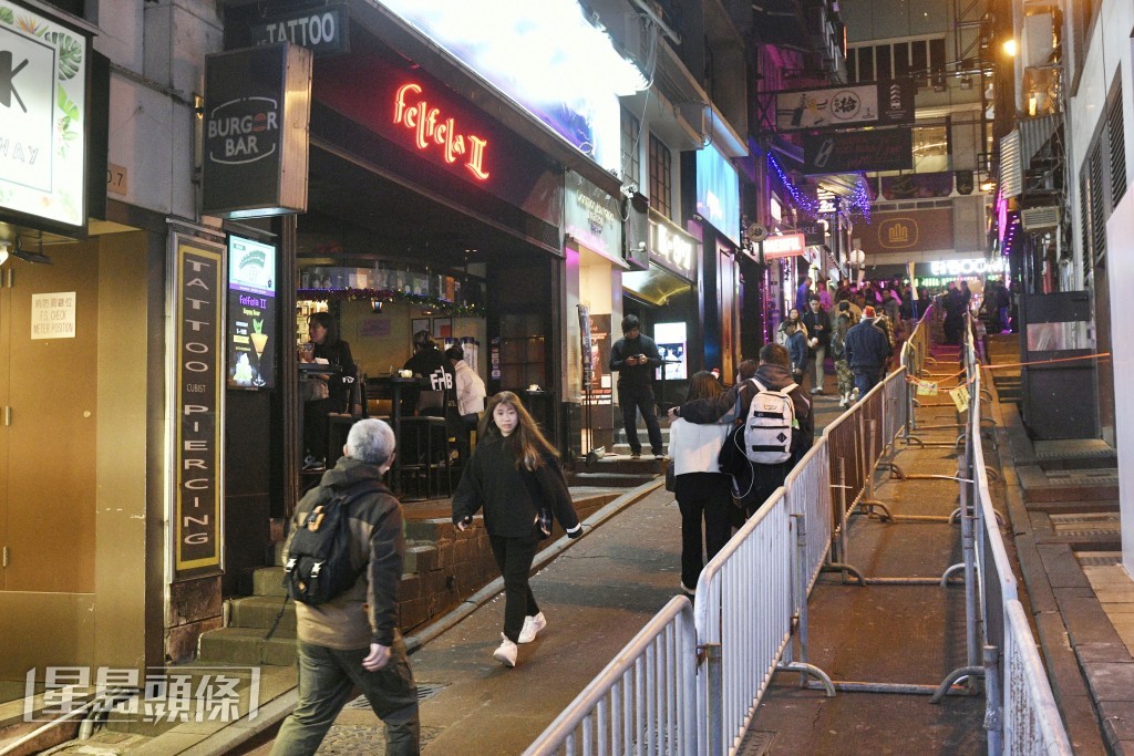 警方在兰桂坊架设铁马。(陈浩元摄)
