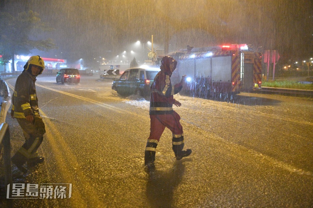 於大埔地區,消防員出動。伍明輝攝 於大埔地區,消防員出動。伍明輝攝