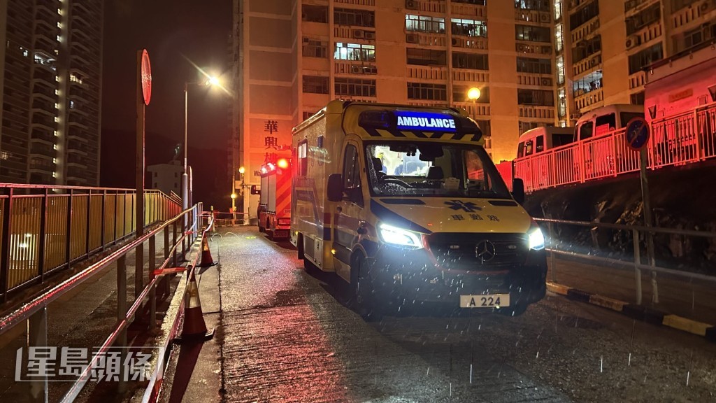男生由救護車送往醫院接受進一步檢查。蔡楚輝攝