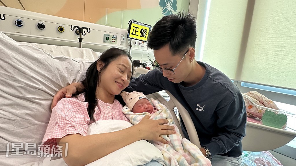 胡氏夫婦望着兒子，一臉幸福。劉漢權攝