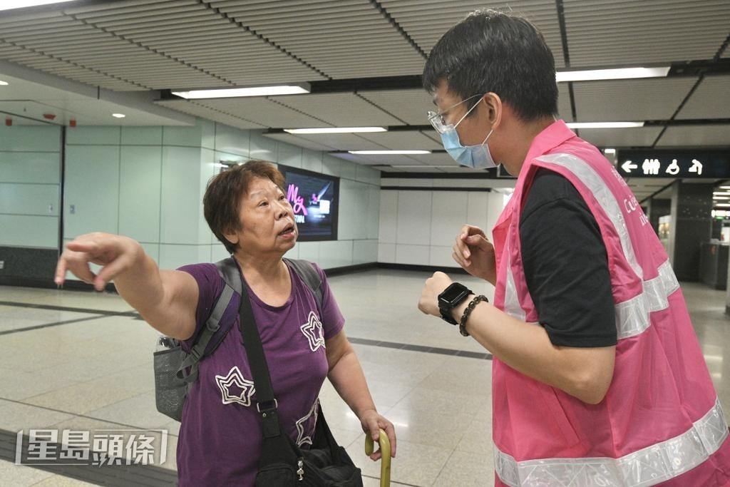 冯女士认为政府应透过电视向大众发放交通消息，极端天气亦应宣布停工。陈浩元摄