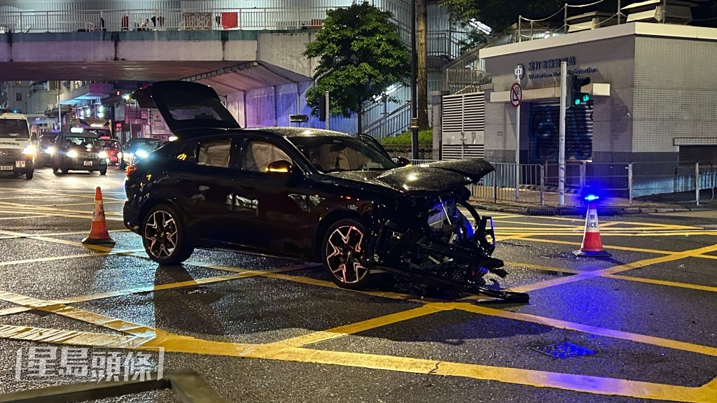 其中一輀私家車橫亘路中。蔡楚輝攝 其中一輀私家車橫亘路中。蔡楚輝攝