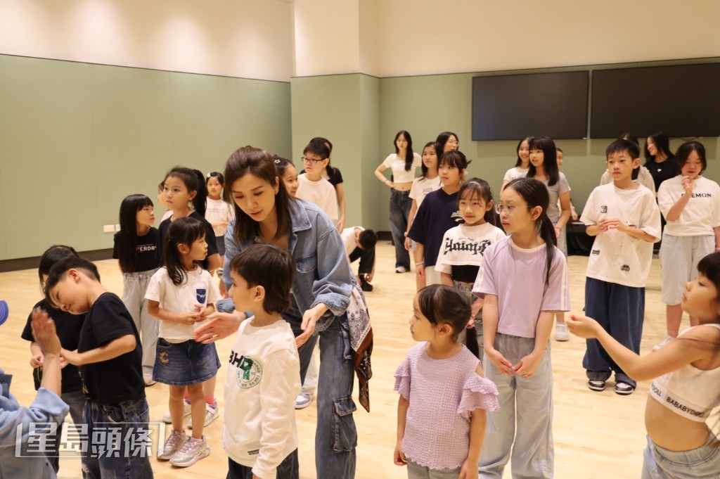 為鼓勵從小學舞，Mandy邀請近40名同學仔一齊跳舞。