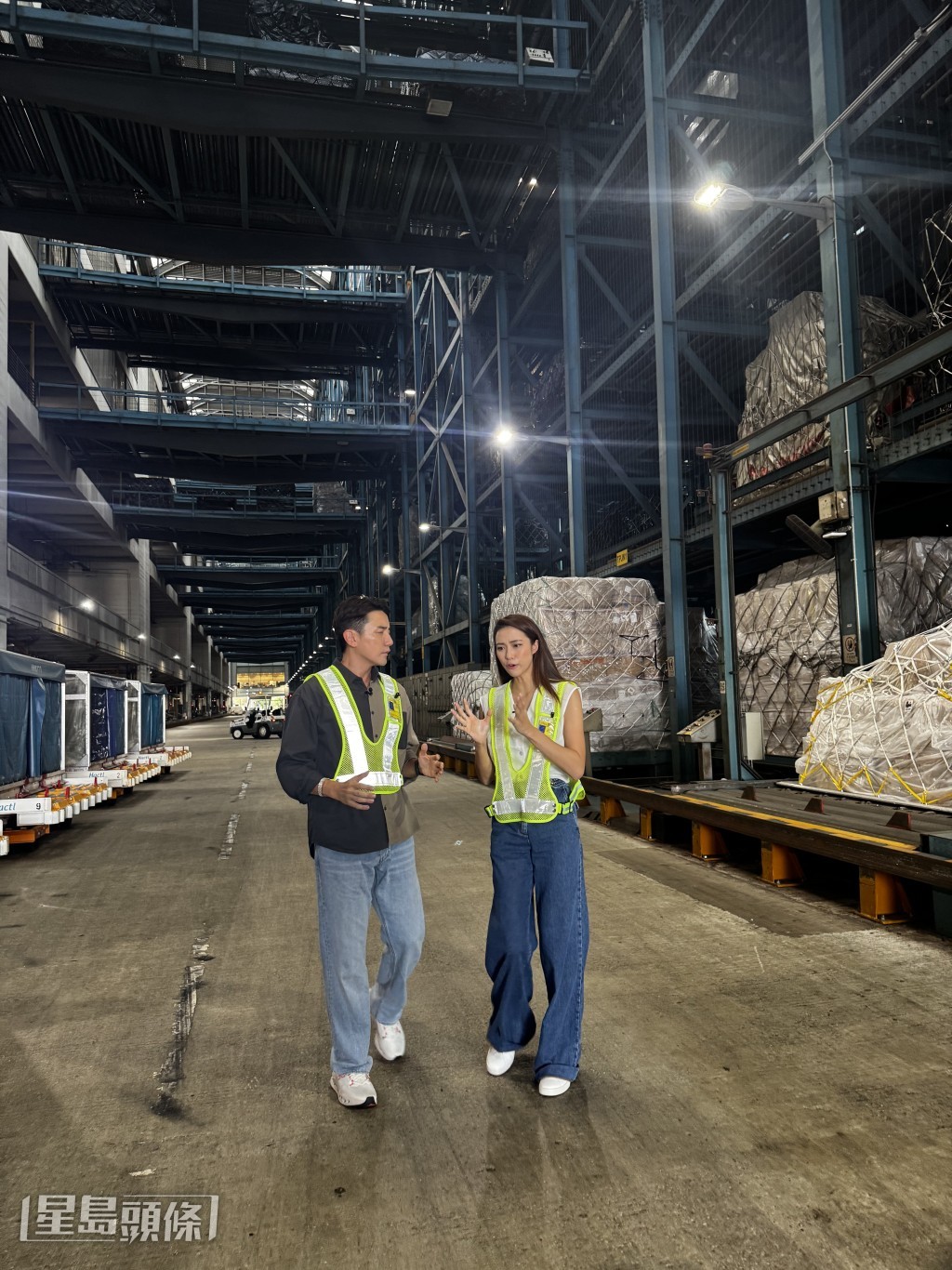 節目會深入香港國際機場的貨運重地,讓觀眾一窺內裏的運作。 節目會深入香港國際機場的貨運重地,讓觀眾一窺內裏的運作。