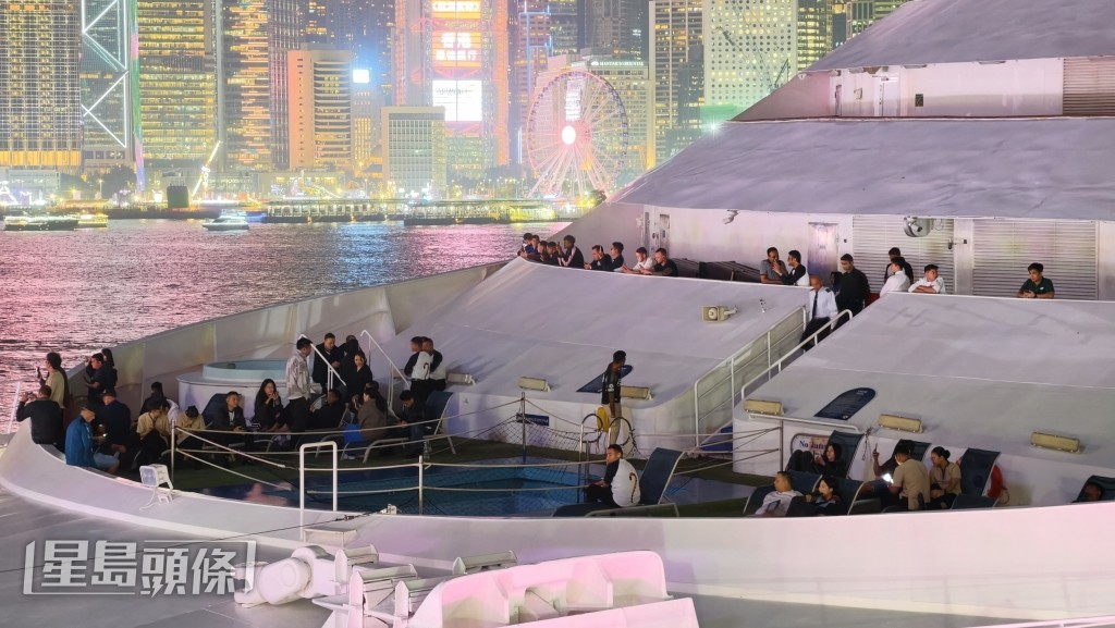 船員們紛紛走到甲板通風位置。