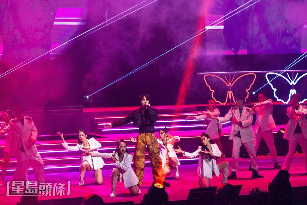 胡鴻鈞的《到此一遊》揭開全晚演唱會的序幕，的《到此一遊》揭開全晚演唱會的序幕。