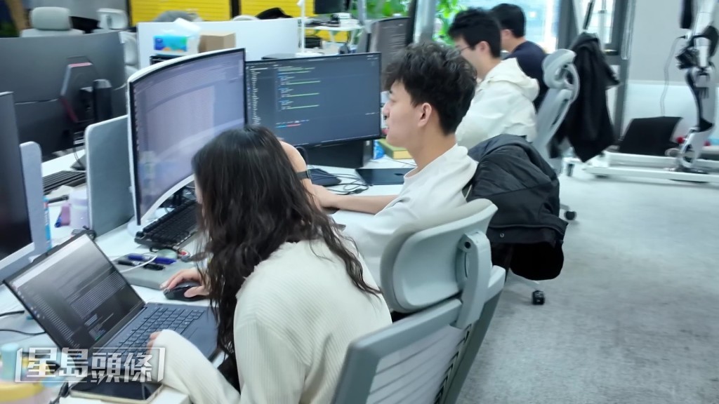 智元機器人團隊基本上90後為主，更沒有獨立領導辦公室。