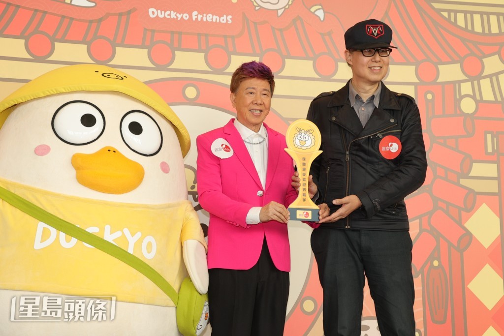 尹光得到主辦單位頒發《民間最受歡迎男歌手獎》。