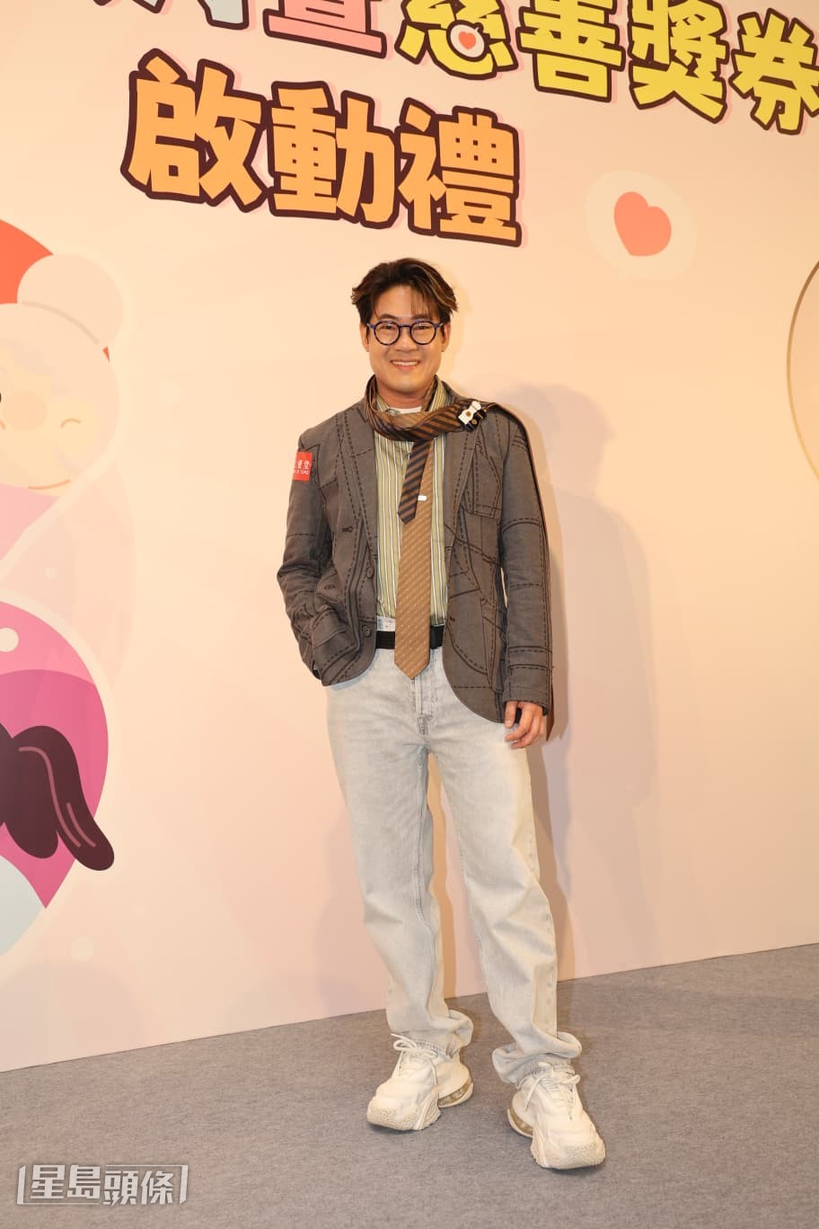 羅啟豪聯同劉威煌、顏志恒、梁浩賢在伸手不見五指的環境下演唱。