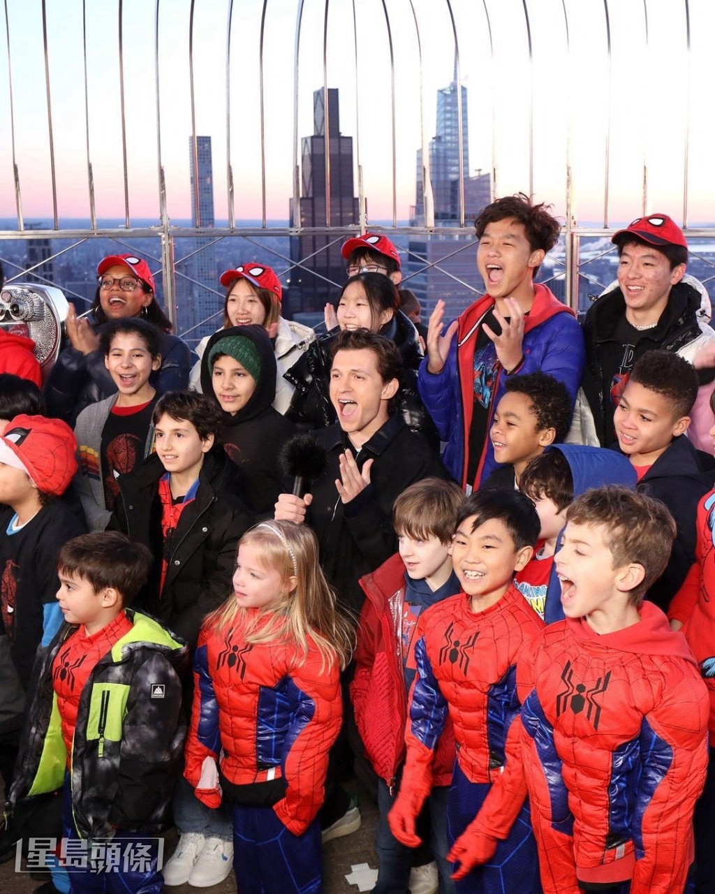 湯姆與一群扮成蜘蛛俠的fans見面。 湯姆與一群扮成蜘蛛俠的fans見面。