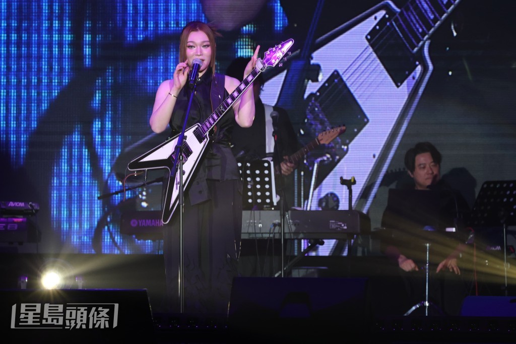 Janees挑戰彈電子結他! Janees挑戰彈電子結他!
