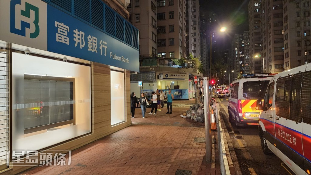紅磡一部銀行自動櫃員機周四(9日)晚上懷疑發生「嘔錢」事件,驚動警方出動。黎志偉攝 紅磡一部銀行自動櫃員機周四(9日)晚上懷疑發生「嘔錢」事件,驚動警方出動。黎志偉攝