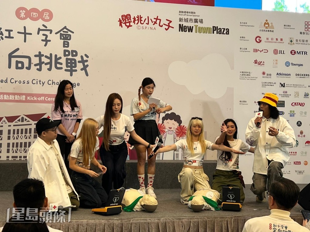 VALC有学急救，她在台上示范使用心脏除颤器较纯熟。
