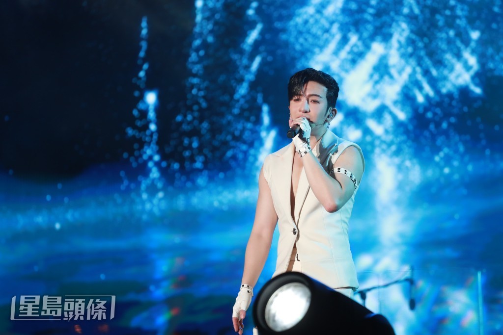亦唱了《永順街39號》和《深閨》等慢歌。 亦唱了《永順街39號》和《深閨》等慢歌。