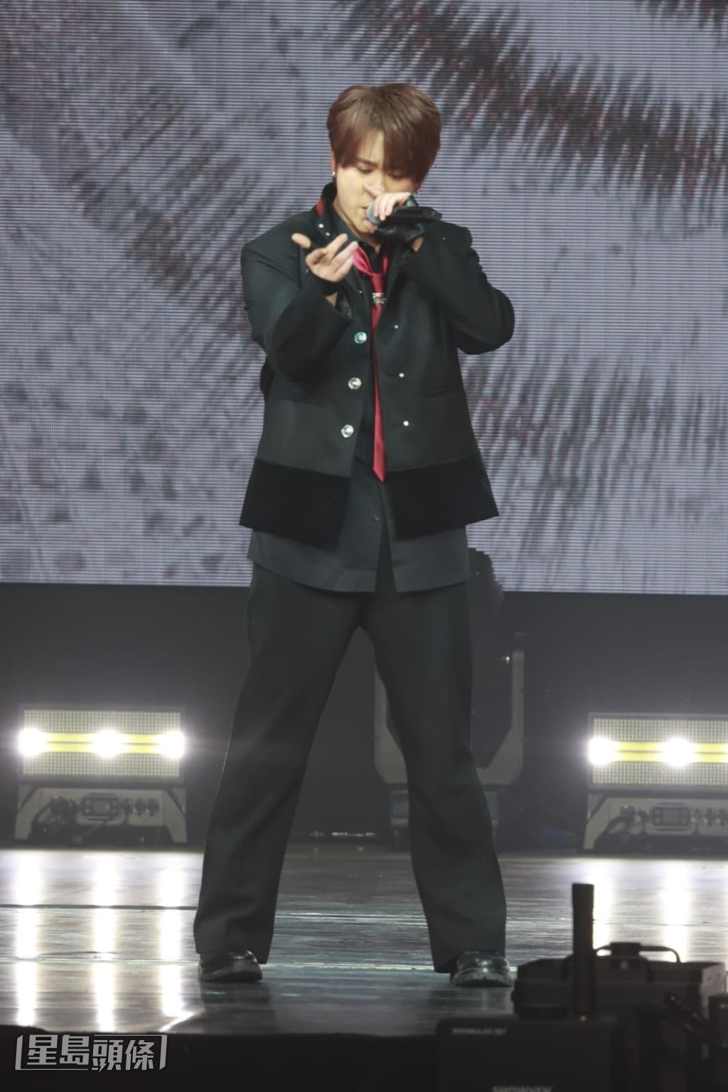 姜濤一出現引起全場高潮。