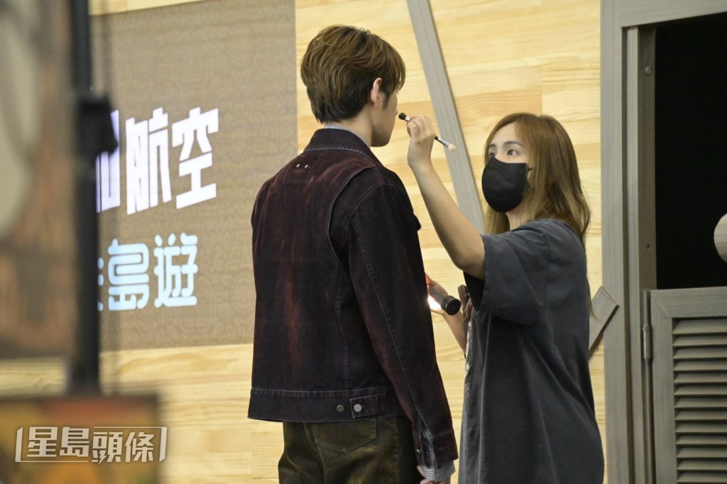 魏浚笙獲女友為他補妝。 魏浚笙獲女友為他補妝。