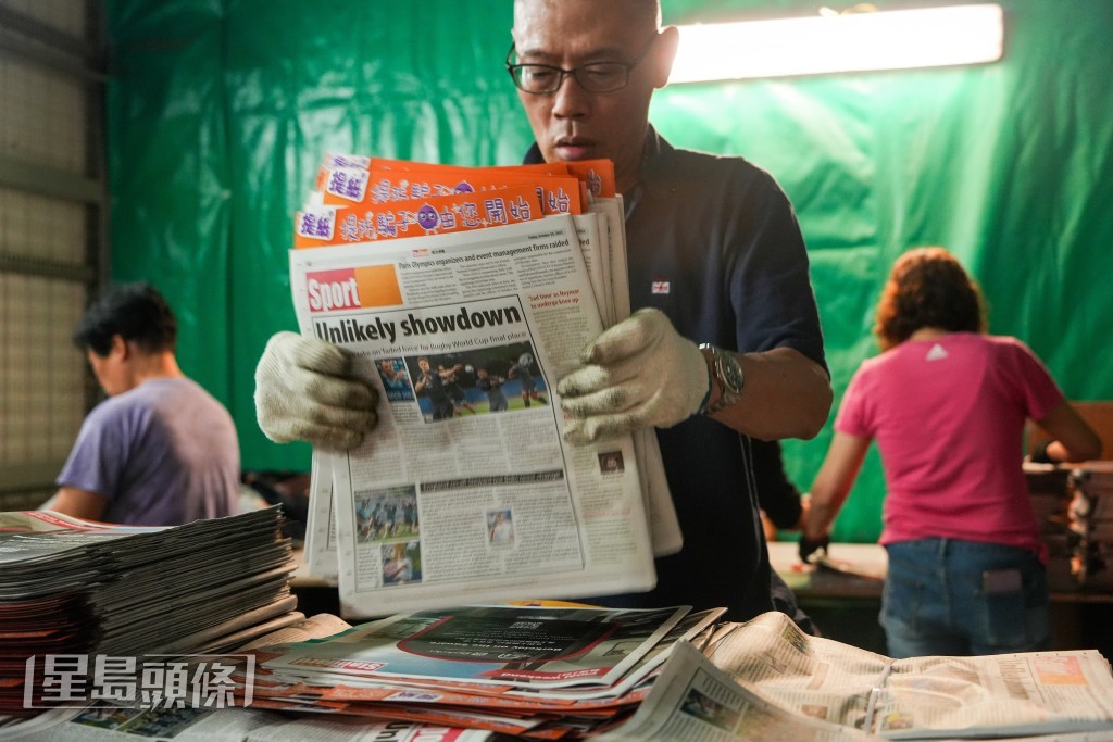 警方防騙刊物《提紙》隨免費報章《頭條日報》及《英文虎報》（The Standard）派發。吳艷玲攝