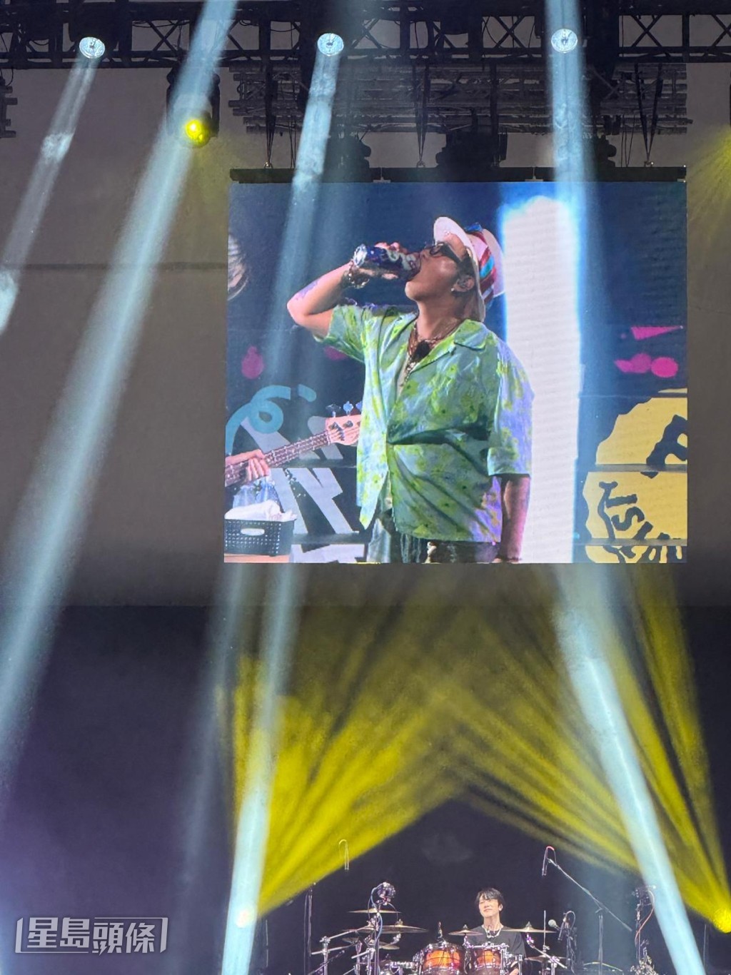 勁high的李洪基在台上飲啤酒。