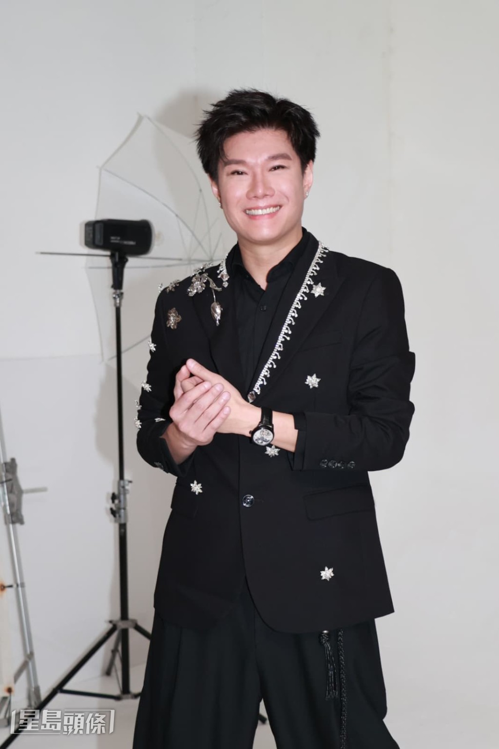 張與辰到柴灣為腕錶拍攝宣傳照，他以自創的卡通烏蠅公仔「花啦啦」為設計。