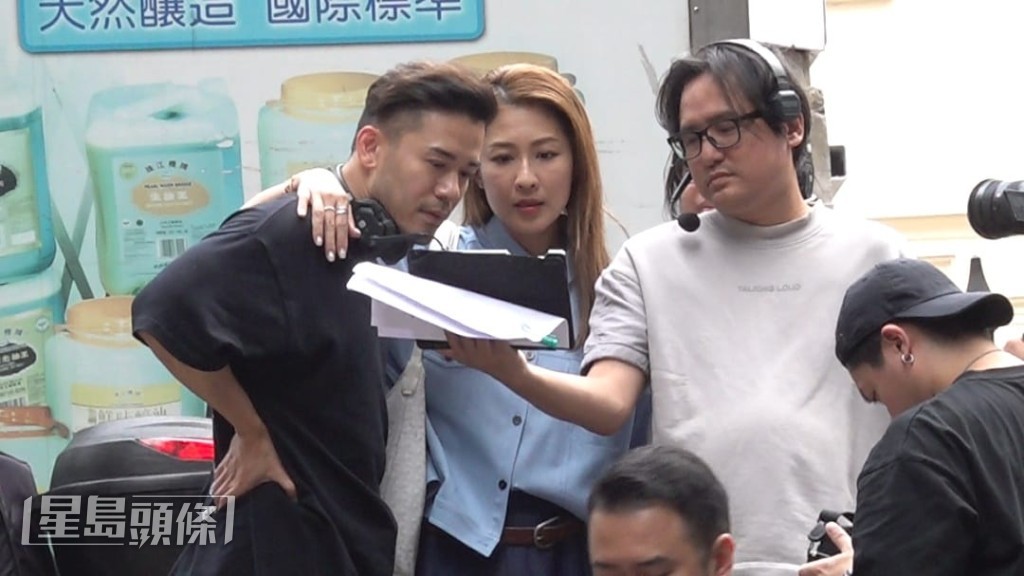 二人十分緊張,拍完即睇playback。 二人十分緊張,拍完即睇playback。