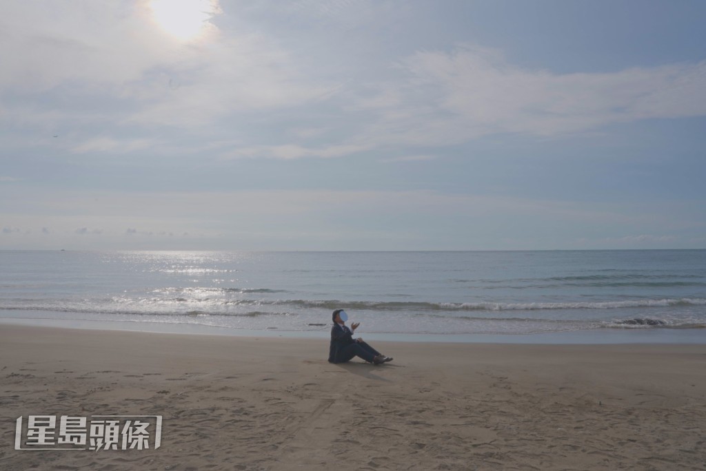 Eason為今次MV北海岸等地取景。 Eason為今次MV北海岸等地取景。