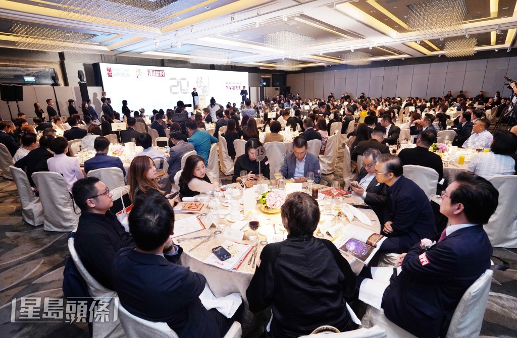 《東周刊》二十周年慶祝午宴暨「香港經典品牌」頒獎典禮，邀請政商、影視界等出席，場面十分熱鬧。