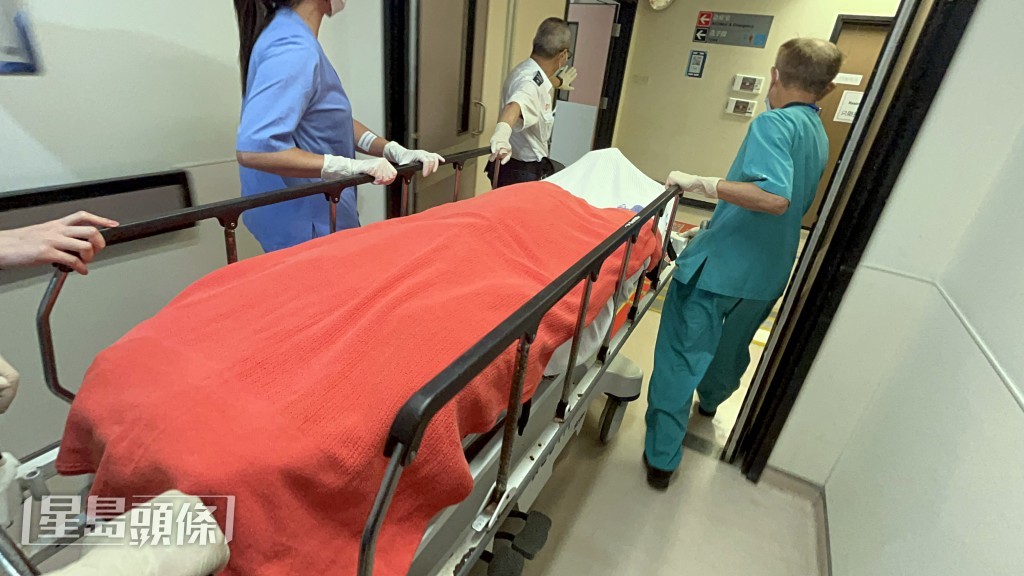 傷者送院治理。楊偉亨攝