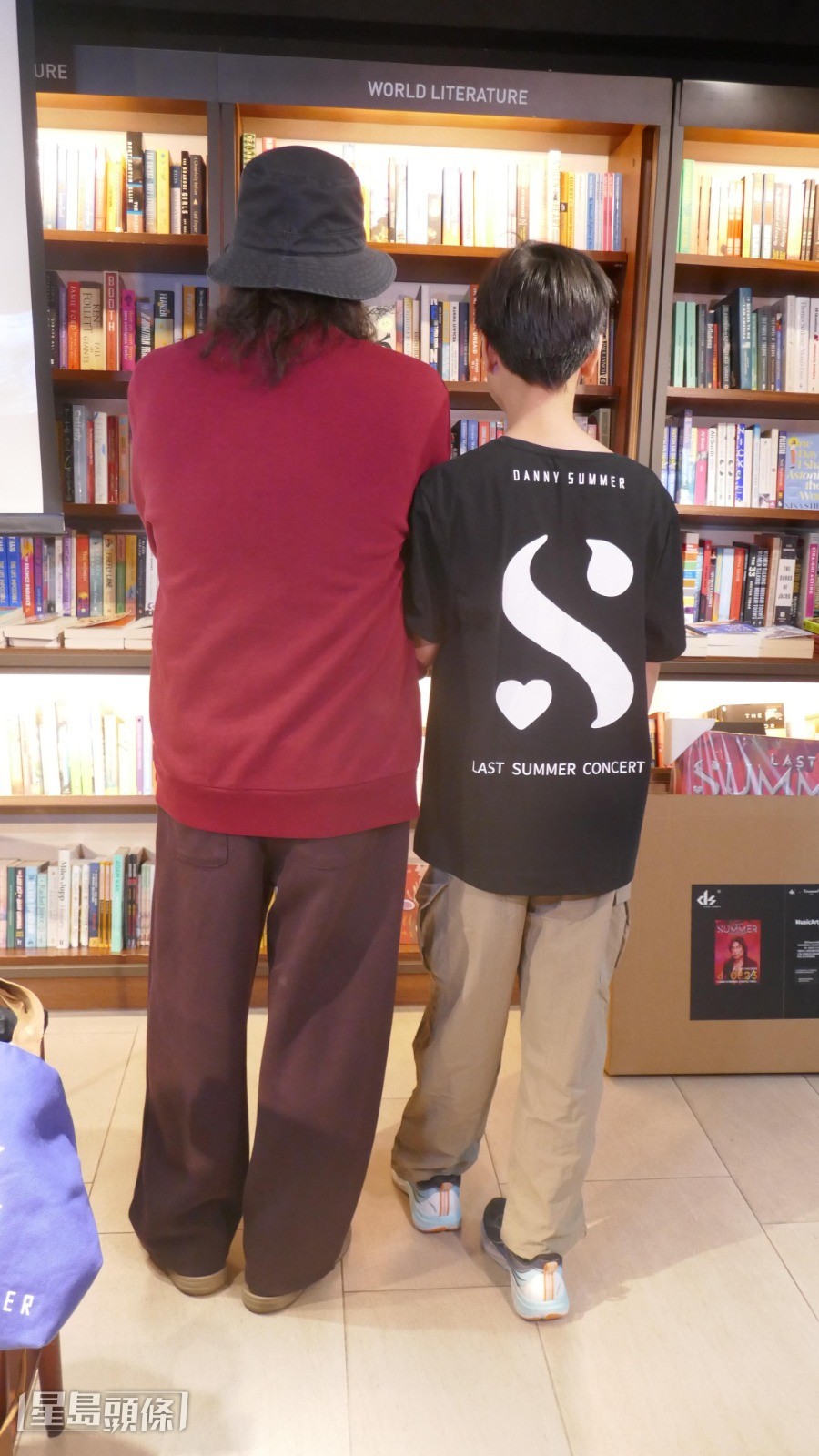 周邊產品和唱片都可以攞埋嚟一齊簽。