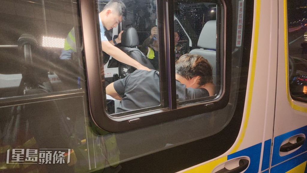 私家車司機在警車上助查。黎志偉攝 私家車司機在警車上助查。黎志偉攝