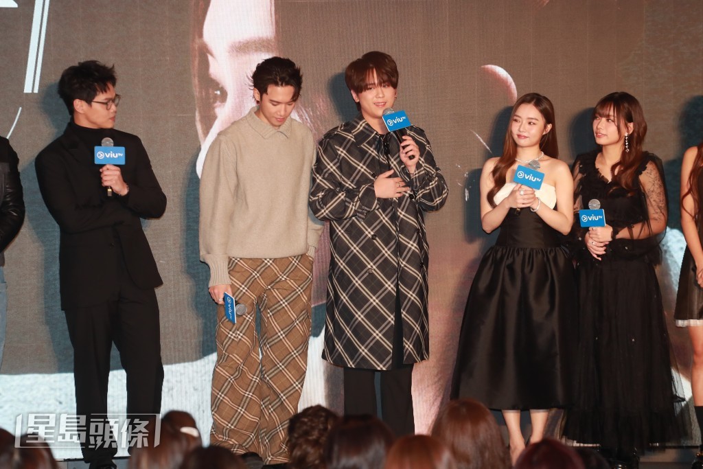一眾演員與約500粉絲齊欣賞大結局。 一眾演員與約500粉絲齊欣賞大結局。
