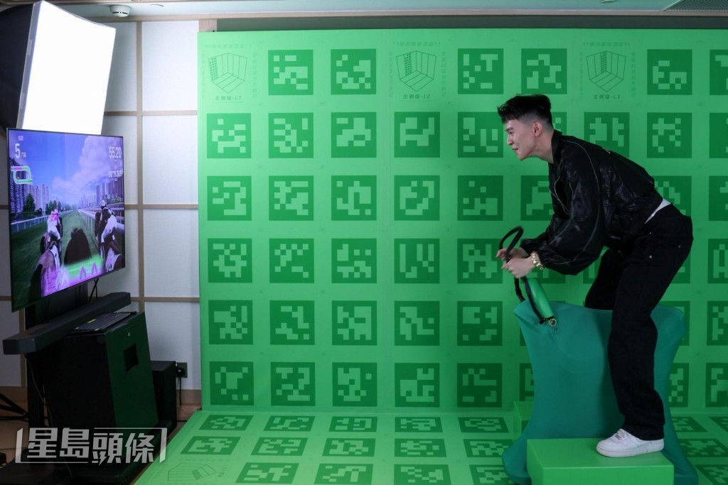 Krystian (王南鈞)化身騎師率先體驗在「天馬次元」的虛擬賽馬世界。 Krystian (王南鈞)化身騎師率先體驗在「天馬次元」的虛擬賽馬世界。