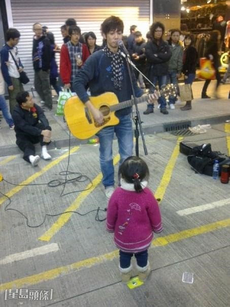 羅金榮曾在街頭busking。 羅金榮曾在街頭busking。