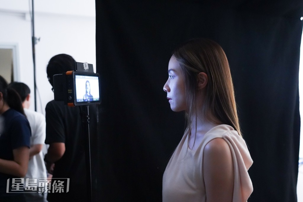 很多不同顏色的圖案投影在Stephy的臉上。