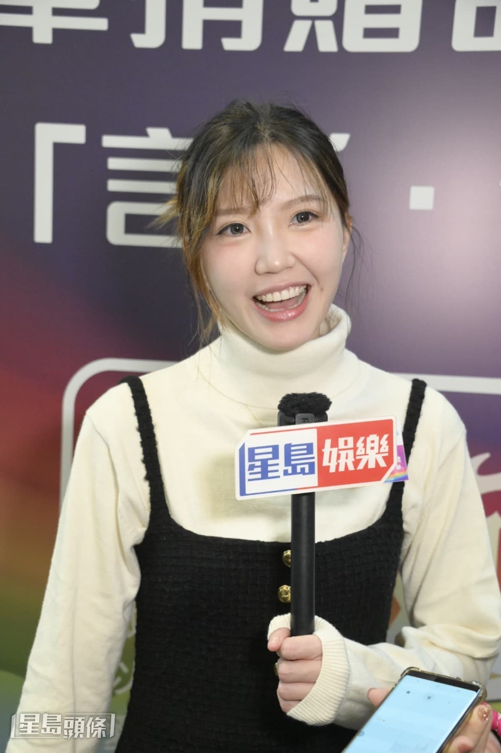 她透露近來工作忙碌，今早送兒子到沙頭角出席學校旅行，誰知回到家後座駕無電，要改乘其他交通工具到會場。