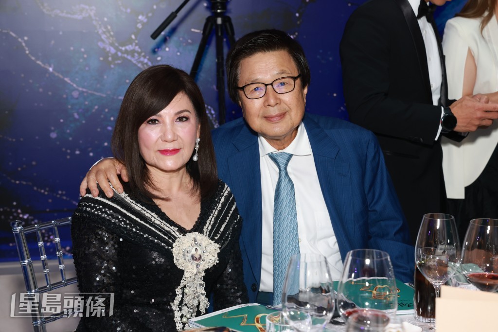 「玩具大王」蔡志明與太太蔡李惠莉盛裝出席。 「玩具大王」蔡志明與太太蔡李惠莉盛裝出席。