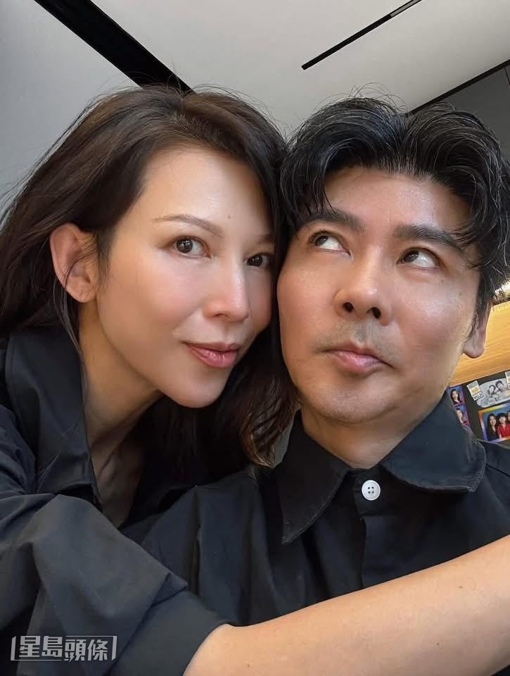 兩公婆穿上黑色打扮的情侶裝。