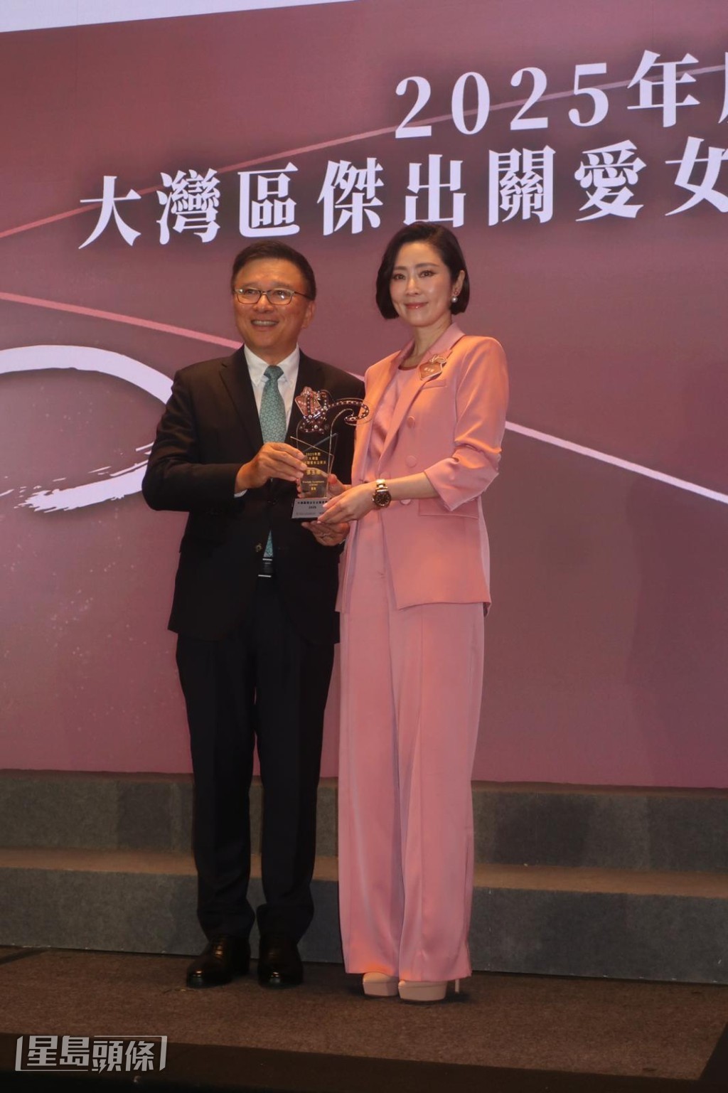 以表揚張玉珊在其商業領域中有卓越的表現。 以表揚張玉珊在其商業領域中有卓越的表現。