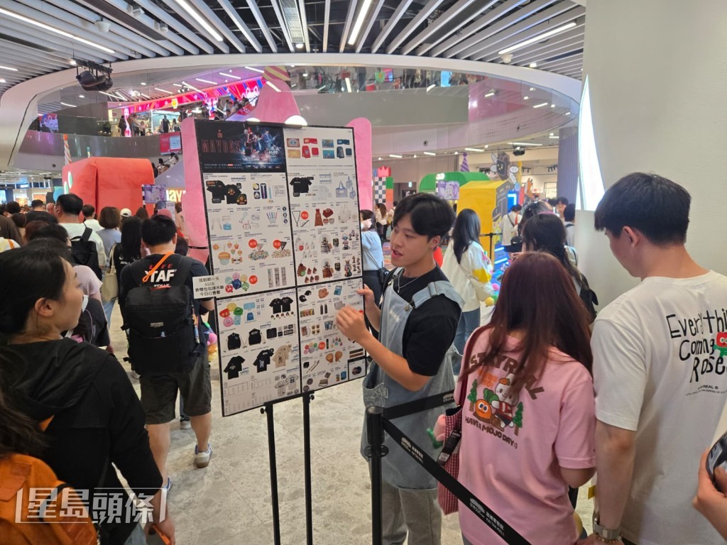 场内有不少纪念品发售。