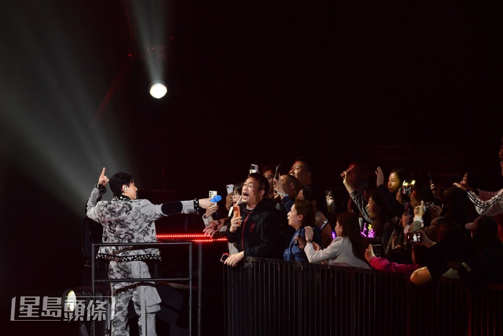 萬人大合唱多首經典金曲。