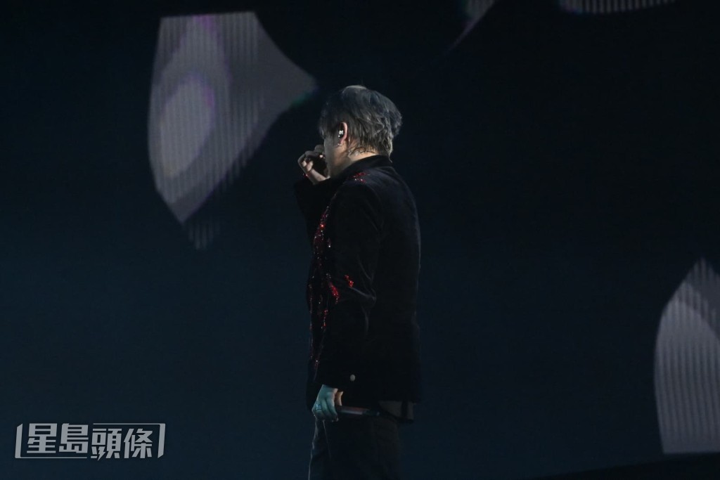 姜濤獻唱《孤獨病》期間,他在升降台上突然以手拭淚。 姜濤獻唱《孤獨病》期間,他在升降台上突然以手拭淚。