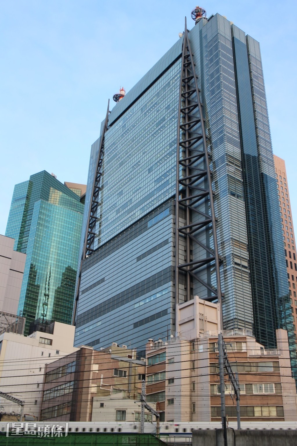 國分指NTV未清楚解釋其違規行為及開除他的理由，但有律師指出雙方屬服務合約關係，電視台有權自行終止合約。