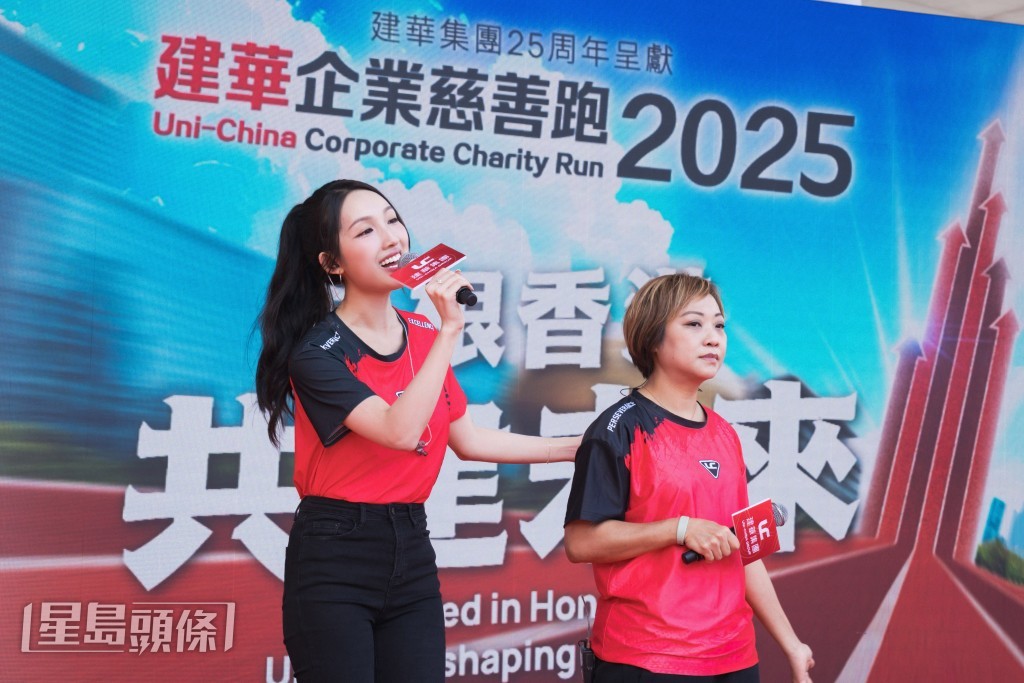 海兒與建華同事合唱《友共情》。 海兒與建華同事合唱《友共情》。