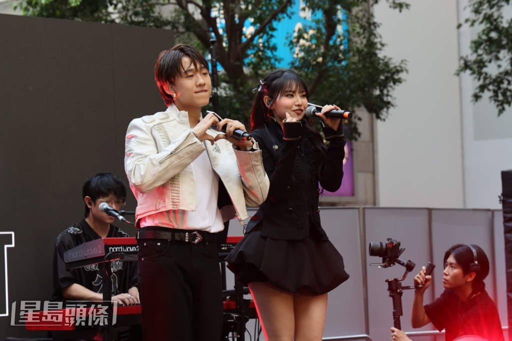 Gordon同Day合唱。